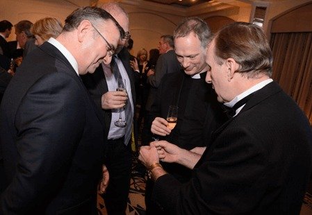 Oxfordshire Corporate Magician • Hire Magic OZ the fun Close up Corporate Magician