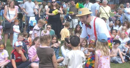 Hire The top Hampshire School Shows Magician and Entertainer Magic OZ guaranteed The top School Shows Magician and Entertainer Hampshire Magic OZ guaranteed